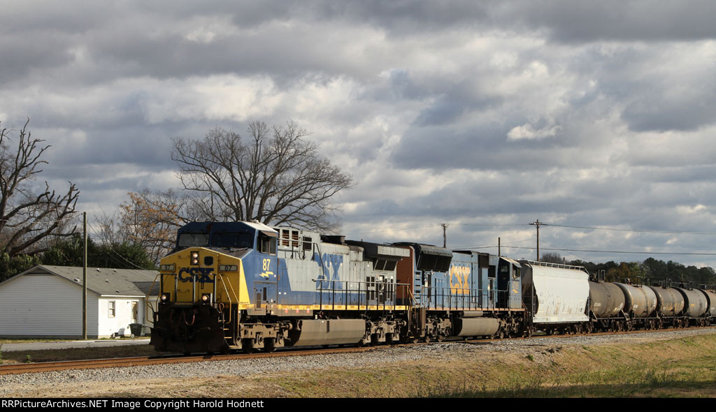 CSX 87 & 4705 lead train F728 towards the yard